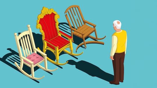 Ein alter Mann schaut auf drei verschiedene Schaukelstühle unterschiedlicher Bequemlichkeit.