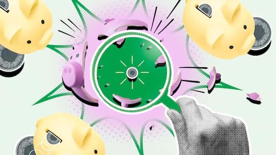 Ein zerschlagenes Sparschwein mit einer Münze unter einer Lupe vor weiteren Sparschweinen. Wie Sie die richtige Bank finden.