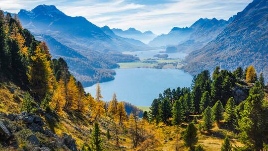 Blick auf Silvaplanersee und Silsersee. Ein Rentner erleidet einen Schlaganfall und muss die Ferien absagen. Der Reiseveranstalter knausert bei der Rückzahlung. Der Beobachter kann helfen.
