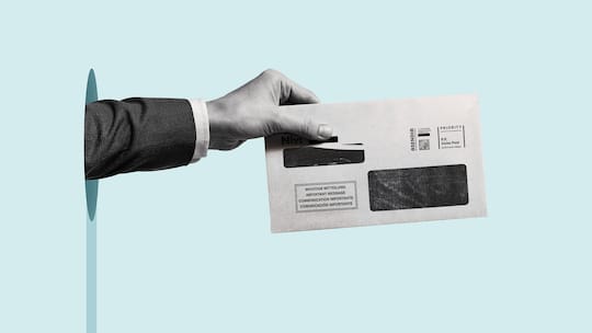 eine Hand hält einen Briefumschlag vor einem einheitlich blauen Hintergrund. Auf dem Umschlag steht: «Wichtige Mitteilung».