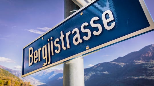 Hochdeutsch statt Dialekt: Gemeinde benennt Strassen umGampel-Bratsch Bergjistrasse Wallisertiitsch Wallisärtiitsch