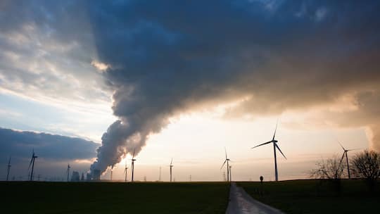Kohlekraftwerk und Windräder: Geld Nachhaltige Anlagen im Gegenwind Sie lagen lange im Trend, nun stagniert dieser: In nachhaltige Anlagen floss zuletzt weniger Geld. In der Schweiz werden sie dennoch vermarktet.