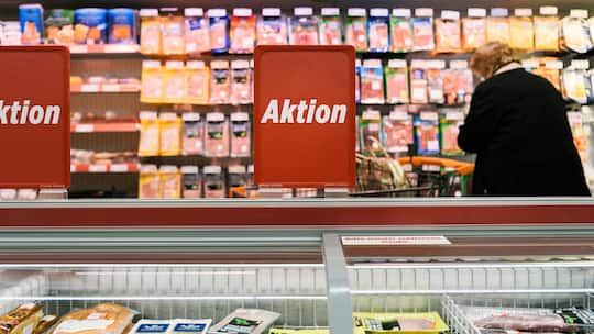 Verkaufsschilder in einer Filiale des Detailhändlers Denner in Rütschlikon, Kanton Zürich. Seit 2025 haben Schweizer Einkaufsgeschäfte grösseren Spielraum, um Rabattaktionen anzupreisen – zum Nachteil für die Kundschaft, weil es dadurch mehr Intransparenz bei der Preisgestaltung gibt.