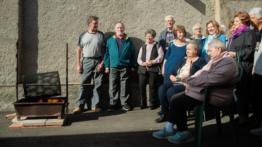 Warten auf Kastanien, vor der Bar. Die Gruppe Anziani von Ligornetto beim Marronibraten