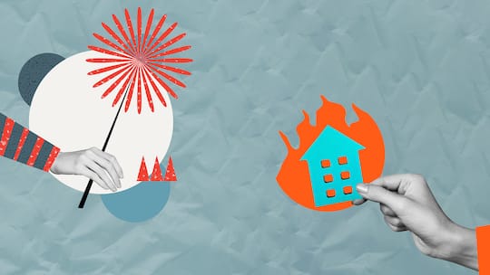 Trendy Kunst kreative vertikale Foto-Collage von Hand halten bengalischen Feuerwerk xmas Tradition Feier Urlaub Winter Saison neues Jahr