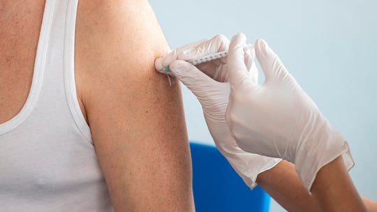 Die Spritze mit dem Impfstoff gegen das Coronavirus wird in den Oberarm gemacht, aufgenommen in einem Pflegezentrum in Embrach am Donnerstag, 21. Januar 2021. (KEYSTONE/Alexandra Wey)