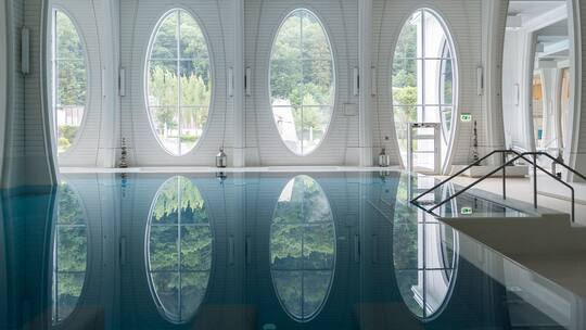 Blick in die Tamina Therme, aufgenommen am Mittwoch, 27. Mai 2015, in Bad Ragaz. Die Gemeinde Bad Ragaz feiert am 31. Mai 175 Jahre Thermalwasser. Ein Jaeger soll die Warmwasserquelle in der Taminaschlucht um das Jahr 1240 entdeckt haben. Das Wasser war erst im Bad Pfaefers in der Schlucht genutzt worden, bevor es am 31. Mai 1840 erstmals nach Bad Ragaz geleitet wurde. (KEYSTONE/Gian Ehrenzeller)