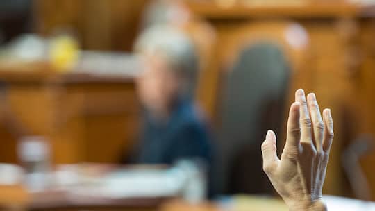 Staenderaetin Pascale Bruderer, SP-AG, meldet sich per Handzeichen zu Wort an der Herbstsession der Eidgenoessischen Raete, am Dienstag, 8. September 2015, in Bern. (KEYSTONE/Peter Schneider)