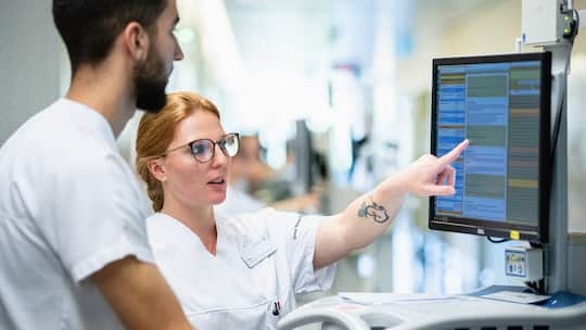 Angestellte im Spital Bülach bei der Arbeit; Arbeit Pflegenotstand: Was das Spital Bülach besser macht Aus der Not schafft das Spital Bülach ZH ein neues, gerechteres Arbeitszeitmodell – und hat damit Erfolg. Die Mitarbeitenden sind zufriedener und es gibt weniger Kündigungen.