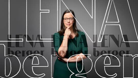 Lena Berger und das Logo des gleichnamigen Shops, der nichts mit ihr zu tun hat;  Phantom-Shop in Luzern Vor Lena Berger wird gewarnt Vor Identitätsdiebstahl ist niemand sicher. Auch die stellvertretende Chefredaktorin des Beobachters nicht. Ein Shop mit ihrem Namen steht auf der Warnliste der Stiftung für Konsumentenschutz.