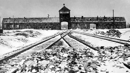 Die Gräuel schockten die Welt: KZ Auschwitz Birkenau, Januar 1945; 80 Jahre danach Die Schweiz gedenkt der Opfer des Nationalsozialismus Am 27. Januar vor 80 Jahren wurde das Vernichtungslager Auschwitz-Birkenau befreit. Bundespräsidentin Karin Keller-Sutter gedenkt vor Ort der Opfer. In Bern soll ein Denkmal für die Ermordeten entstehen.