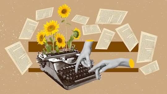 Zwei freiliegende Hände tippen auf einer alten Schreibmaschine, aus der Sonnenblumen herauswachsen und lose vollgeschriebene Blätter schwirren darum herum. Der Beobachter bietet für diverse Anliegen und Probleme des Rechtsalltags nützliche Musterbriefe an. Das sind die zehn nützlichsten Vorlagen