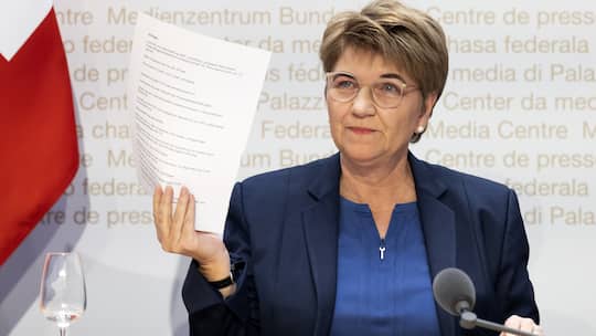 Bundesraetin Viola Amherd gibt waehrend einer Medienkonferenz ihren Ruecktritt bekannt und zeigt eine Liste mit Erfolgen, am Mittwoch, 15. Januar 2024 in Bern. (KEYSTONE/Peter Klaunzer)