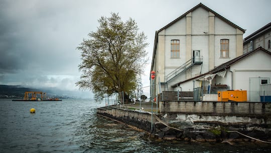 Die ehemalige Chemiefabrik in Uetikon ZH; Altlasten bei Uetikon ZH Radioaktivität im Zürichsee – und das Amt will nichts wissen Eine Chemiefabrik in Uetikon am See hantierte rund 200 Jahre lang mit radioaktiven Stoffen. Nun soll das Gelände überbaut werden. Ein Fachmann warnt vor Radium – und läuft auf.