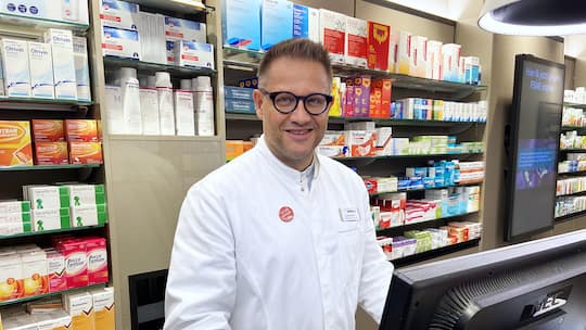 Apotheker Lorenz Schmid; Nach Verurteilung durch Swissmedic Potenzmittel-Apotheker tritt aus Pharmasuisse-Vorstand zurück Lorenz Schmid ist aus dem Vorstand des Apothekerverbands Pharmasuisse zurückgetreten. Er hatte während mehreren Jahren illegal Potenzmittel importiert und wurde dafür von Swissmedic gebüsst.