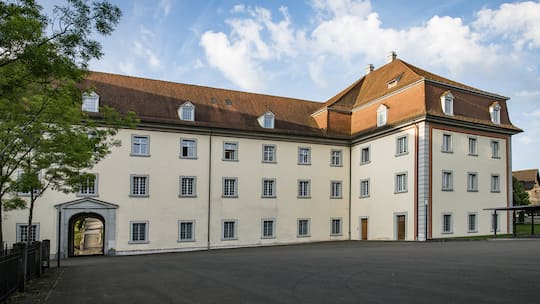 Bezirksgericht Muri AG; Kündigung nach 25 Jahren Ein Jahr vor der Pensionierung entlassen: Firma muss 26’500 Franken zahlen Einem älteren Angestellten wird gekündigt – aus guten Gründen, entscheidet das Gericht. Dennoch bekommt er eine Entschädigung. Der Beobachter erklärt die Grundlagen.