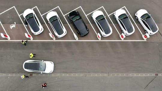 Ladestationen für Tesla-Y-Modelle auf dem Werksgelände der Tesla Gigafactory in Brandenburg, Deutschland; Angeblicher Einbruch bei Tesla-Verkäufen Warum die Autolobby jetzt Geldspritzen fordert Der Verkauf von Elektroautos ist gemäss Auto-Schweiz eingebrochen – es brauche dringend neue finanzielle Anreize. Der Fakten-Check des Beobachters zeigt: Das ist nur die halbe Wahrheit.