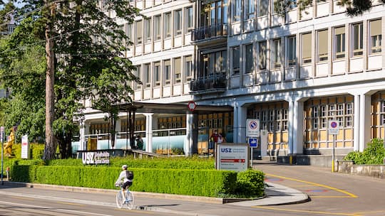 Einigangsbereich des Universitässpitals Zürich; Herzchirurgie USZ Wichtige Zeugen zum Skandal noch nicht befragt Seit einem halben Jahr untersucht der ehemalige Bundesrichter Niklaus Oberholzer die Vorfälle an der Herzklinik des Unispitals Zürich. Doch wichtige Zeugen wundern sich über sein Vorgehen.