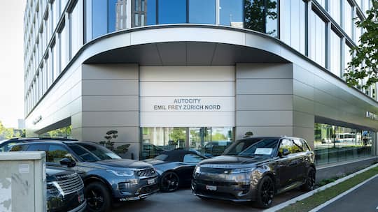 Aussenansicht Autocity Emil Frey Zürich Nord; Ärger mit Leasingauto Sechs Mal in die Werkstatt – wegen eines Lämpchens Immer wieder musste Frau Baumann tagelang auf ihr Auto verzichten, weil die Motorkontrolllampe leuchtete. Laut der Emil Frey AG funktioniert das Fahrzeug dennoch «einwandfrei».