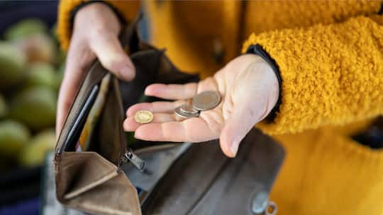 Eine Person zieht waehrend des Marktes auf dem Hevetiaplatz in Zuerich Schweizer Muenze aus ihrem Portemonnaie, fotografiert am Freitag, 16. Februar 2024. (KEYSTONE/Gaetan Bally)