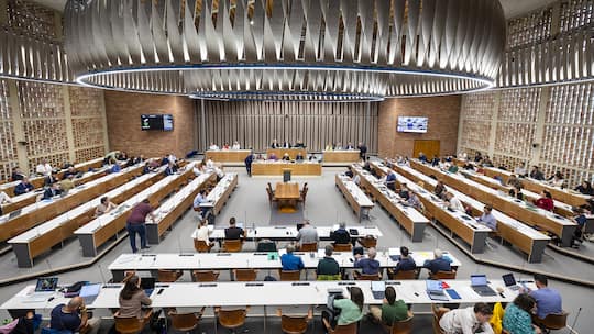Eine Uebersichtsaufnahme waehrend der Sitzung des Zuercher Gemeinderats im Rathaus Hard, am Mittwoch, 11. September 2024 in Zuerich. (KEYSTONE/Michael Buholzer)