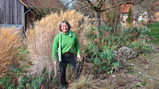 Künstlerin Katharina Haller in ihrem Garten - Katharina Haller hat die Grasfläche um ihr Haus in den letzten rund 15 Jahren Stück für Stück in einen Staudengarten verwandelt. Er sieht jedes Jahr ein bisschen anders aus