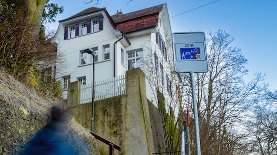 Treppe mit Schild Wohnquartier Tempo 20 - Ein Verkehrsschild bremst die schnellen St. Galler aus – an kurioser Stelle