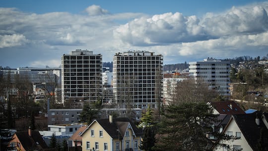 Die Max Towers in Aesch pfeifen mysteriöserweise. Beobachter PlusPfeifende Hochhäuser «Das halbe Dorf steht nachts im Bett» Zwei brandneue Hochhäuser segeln in Aesch BL zu hart am Wind. Die Folge ist ein lautes Pfeifgeräusch. Genaue Ursache: unbekannt.