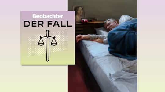 Collage zeigt Mann im Bett und das Podcast-Logo - Vor 25 Jahren wurde Demir Akays Bruder als ungefährlich aus der Untersuchungshaft entlassen – und tötete vier Tage später seine Schwester. Deshalb fordert Akay eine Entschädigung vom Kanton Basel-Stadt