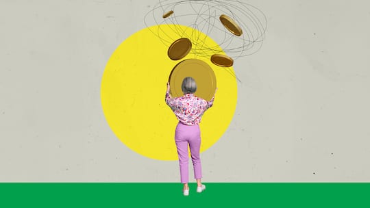 Eine ältere Frau, die von hinten ersichtlich ist, hält eine grosse Münze in der Hand, die zusammen mit anderen von oben nach unten fällt. Wer arbeitslos und ausgesteuert ist, hat unter Umständen Anspruch auf eine Überbrückungsrente bis zur Pensionierung. Das gilt es zu beachten, wenn Sie 60 Jahre oder älter sind.