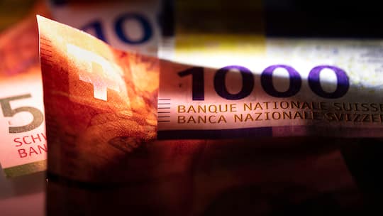 Nahaufnahme von Banknoten - Die Verwaltungskosten der Schweizer Pensionskassen belaufen sich auf 7 Milliarden Franken jährlich. Geld, das nicht in die Vorsorge fliesst. Warum? Das Parlament lehnt es ab, volle Transparenz zu schaffen