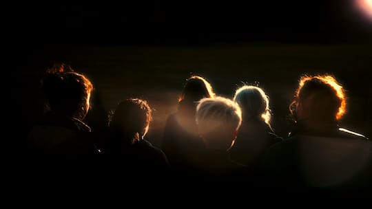 Sechs Ex-Mitarbeitende von hinten - In Wald ZH betreibt ein gelernter Landwirt ein Heim für psychisch schwer kranke Menschen. Ihnen wurden Medikamente unter Zwang verabreicht. Auch das Personal leidet