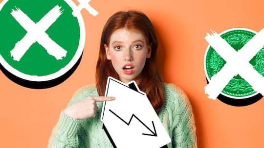 Eine Frau mit Hausschild, auf dem ein Pfeil nach unten abgebildet ist, vor durchgestrichenen Münzen und orangenem Hintergrund. Mit welchen Ausreden sich Vermieter gegen Mietreduktion wehren.