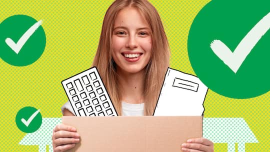 Eine Frau mit geöffnetem Umzugskarton, aus dem ein Heft und eine Tastatur gucken, vor grünem Hintergrund mit Haken. Was am letzten Arbeitstag noch getan werden sollte.