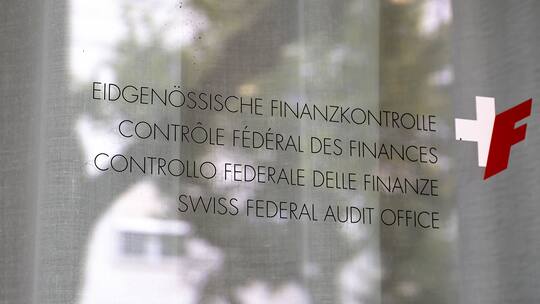 Das Logo der Eidgenoessischen Finanzkontrolle (EFK) an einem Fenster ihres Hauptsitzes.