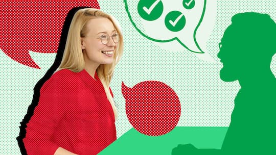 Eine Bewerberin unterhält sich mit dem Personalchef während des Bewerbungsgesprächs für eine Stelle. Wie bereitet man sich optimal auf das Vorstellungsgespräch vor und wie hinterlässt man einen guten Eindruck? So meistern Sie die Situation gekonnt.