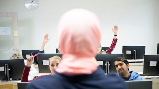 Lehrerin mit Kopftuch löst heftige Debatten aus - in der Gemeinde Eschenbach SG wehrten sich Eltern. Antworten auf die fünf wichtigsten Fragen zu Religionsfreiheit