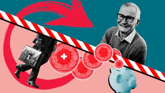 Zollschranke trennt die untere Hälfte eines Geschäftsmannes von der oberen Hälfte eines Seniors. Dazwischen Münzen und ein Sparschwein. Was bei der Altersvorsorge für Grenzgänger zu beachten ist.