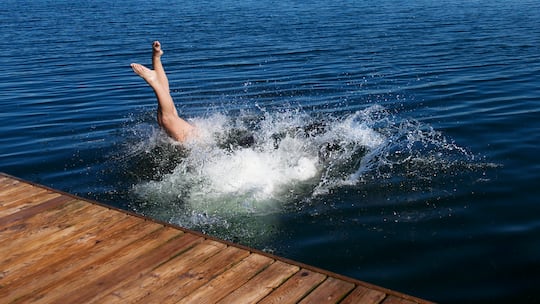 Eine Person springt kopfüber von einem Steg in ein Strandbad. Wie sieht es in Schweizer Badis bezüglich Haftung aus, wenn sich jemand beim Sprung ins Wasser verletzt? Der Beobachter erklärt die hiesige Rechtslage