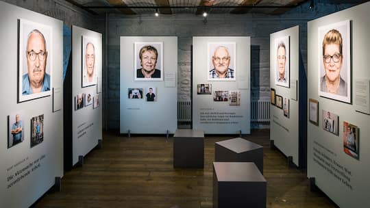 Blick in die Fotografie-Ausstellung von Peter Klaunzer mit Portraits von ehemaligen Verdingkindern.