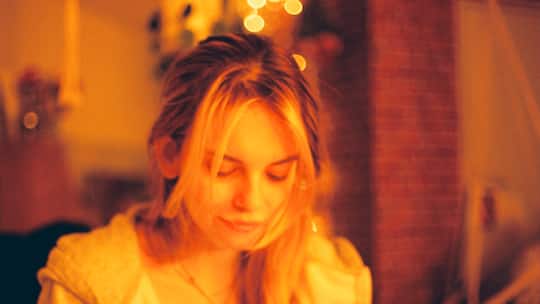 Porträt von Robin Justine Schönbeck, den Blick gesenkt, eine schöne junge Frau