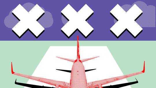 Ein Flugzeug steht auf dem Rollfeld eines Flughafens, darüber sind drei grosse Kreuze vor einem violetten Hintergrund angebracht. Die Flughäfen Frankfurt und Köln/Bonn wurden durch Klimaaktivistinnen und -aktivisten blockiert, sodass der Flugbetrieb für mehrere Stunden aufgehalten wurde. Welche Rechte haben Flugpassagiere, deren Flug verspätet oder annulliert wurde?