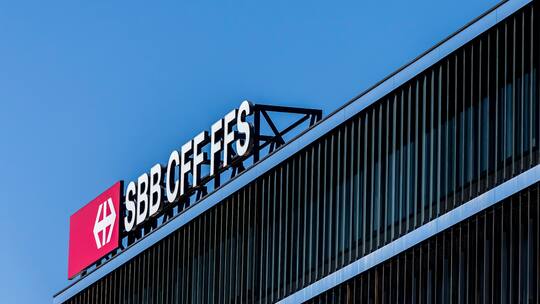 Das Logo der SBB fotografiert an deren Hauptsitz fotografiert anlaesslich der Baustellenbesichtigung der oestlichen Zufahrtsstrecke zum Bahnhof Bern, die Entflechtung Wylerfeld, am Mittwoch, 24. August 2016, in Bern. Die SBB erstellt von 2016 bis 2022 die Entflechtung Wylerfeld, sie ist ein Schluesselprojekt fuer mehr Verbindungen und Puenktlichkeit in der Region Bern und der ganzen Schweiz. (KEYSTONE/Thomas Hodel)