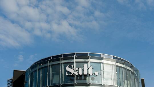 Le logo de l'operateur telephonique Salt, anciennement Orange, est photographie sur le batiment du siege principal ce dimanche 26 avril 2015 a Renens. (KEYSTONE/Jean-Christophe Bott)