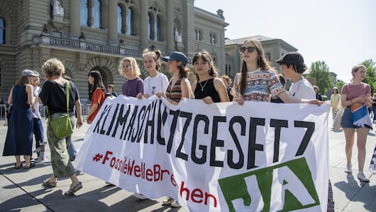 Junge Menschen mit einem Transparent demonstrieren für das Klimaschutzgesetz