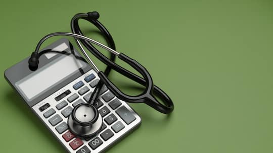 Rechner mit Stethoskop für Prämienverbilligung