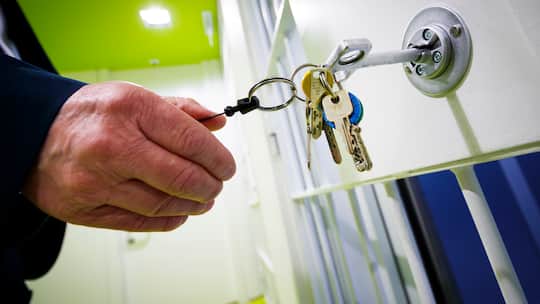 Ein Gefängnismitarbeiter schliesst eine Zellentüre in der Strafanstalt Bellevue in Gorgier, Kanton Neuchatel.