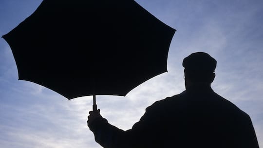 Symbolbild Mann mit Schirm, Silhouette