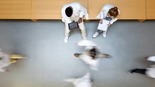 Ärztinnen und Ärzte im Spital.