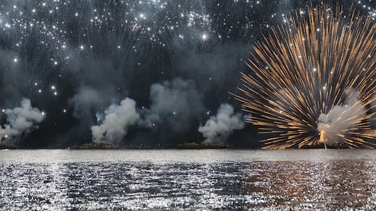 Das Feuerwerk ueber dem Luganersee an der 1. August-Feier in Lugano, am Dienstag, 1. August 2023. (KEYSTONE/Ti-Press/Pablo Gianinazzi)